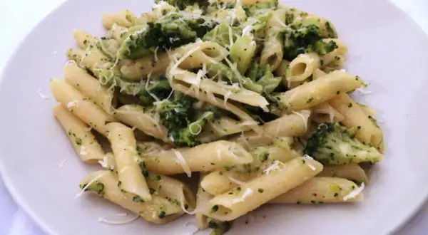 Penne z brokułami – prosta receptura na pyszne i zdrowe danie