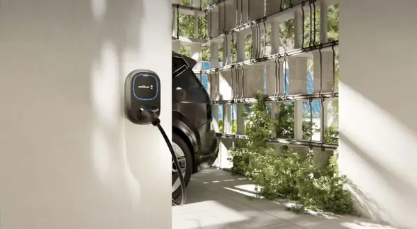 Wallbox: la stazione di ricarica per auto elettriche, qui vista in un contesto moderno e verdeggiante.