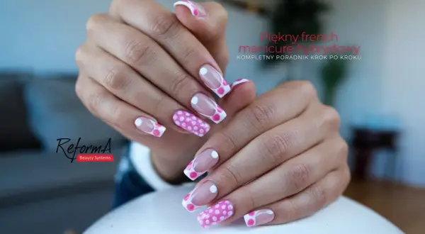 Dłonie z pięknym french manicure hybrydowym w różowe kropki. Klasyka w nowoczesnym wydaniu.