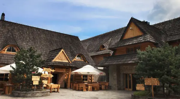 Drewniany hotel i spa Kocierz, z karczmą i basenem. Wiele pozytywnych hotel & spa Kocierz opinie potwierdza urok tego miejsca.