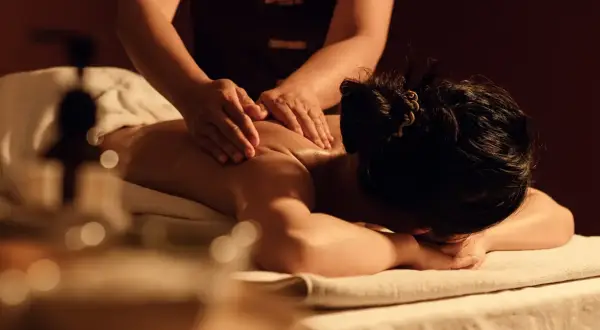 Masaje relajante en el spa del Hotel Hospes Palau de la Mar. Manos expertas liberan la tensión de la espalda.