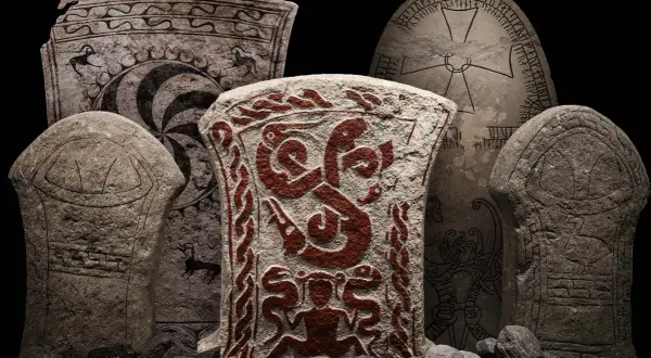 Kamienne stele z pradawnymi runami i zdobieniami. Centralna kamienna płyta ozdobiona jest czerwonymi, wijącymi się wężami i postacią.
