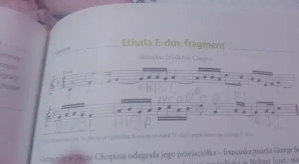 Fragment Etiudy E-dur Fryderyka Chopina, z zapisanymi nutami i literami, świadczy o jego geniuszu w muzyce.