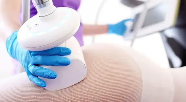 Zabieg endermologii na pośladki, który przynosi widoczne efekty w redukcji cellulitu i poprawie jędrności skóry.