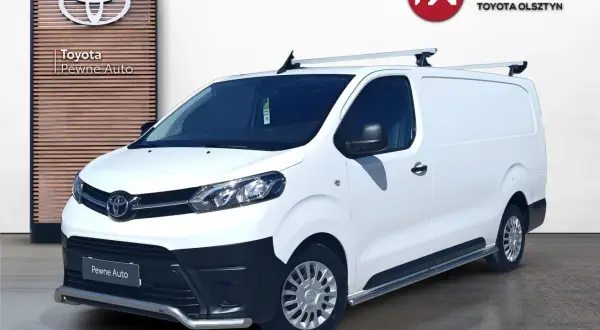 Biały van Toyota Proace 2021 z relingami dachowymi i osłoną zderzaka, gotowy do pracy.