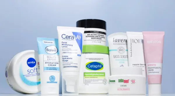 Eine Auswahl an Feuchtigkeitscremes, darunter Nivea Soft, Balea, CeraVe, Cetaphil und Weleda. Diese moisturizer deutsch Produkte versprechen intensive Pflege.