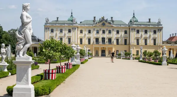 Pałac Branickich w Białymstoku, jeden z najpiękniejszych pałaców w Polsce, z ogrodem pełnym rzeźb i drzewek.
