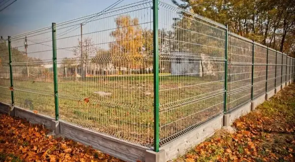 Jak podwyższyć ogrodzenie panelowe - proste sposoby na większą prywatność