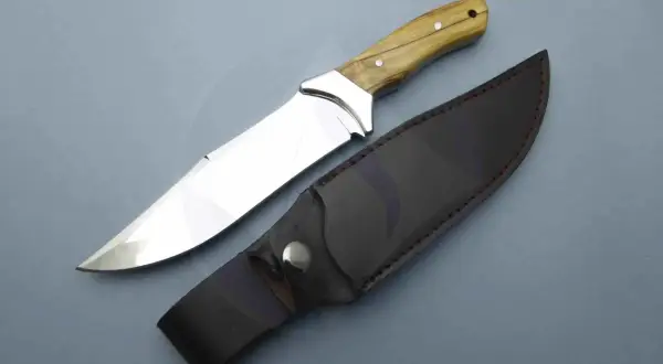 Cuchillo de caza con mango de madera y funda de cuero, un ejemplo de la calidad del inox Albacete.