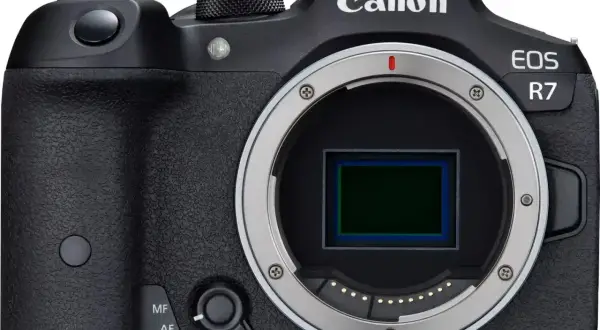 Czarny aparat Canon EOS R7 z widocznym sensorem. Sprawdź atrakcyjną canon r7 cena i możliwości tego modelu.