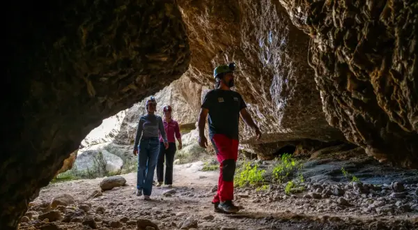 Exploradores caminan por el interior de una cueva, admirando el karst en yesos de Sorbas.