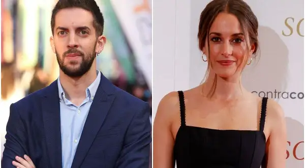 El presentador Broncano y su novia, la actriz y presentadora, posan para la cámara.