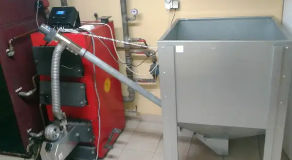 System do ogrzewania, pokazujący jak przerobić piec na ekogroszek na pellet, z podajnikiem i zasobnikiem.