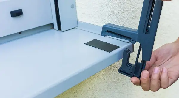 Jak zamontować doniczki na parapecie bez wiercenia i uszkodzeń