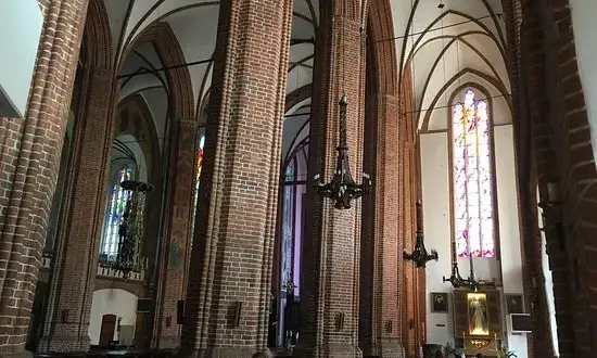 Krzywe kolumny w katedrze w Kołobrzegu - dlaczego tak się stało?