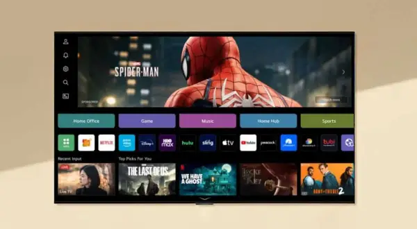 Interfejs webOS na ekranie telewizora z filmem o Spider-Manie, aplikacjami i polecanymi tytułami.