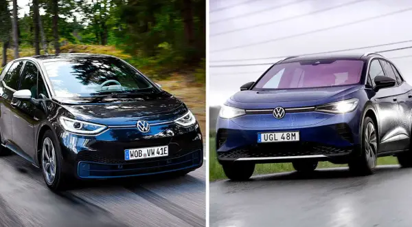Jämförelse mellan Volkswagen ID.3 och ID.4. Den svarta ID.3 kör på en skogsväg, medan den blå ID.4 möter oss framifrån.