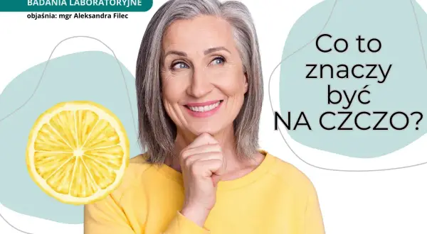 Uśmiechnięta kobieta zastanawia się, co to znaczy być na czczo. Obok cytryna i napis "BADANIA LABORATORYJNE".