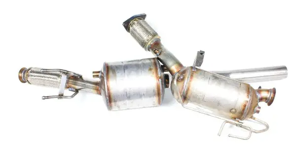 Filtr DPF z układem wydechowym samochodu Skoda Octavia 1.9 TDI.