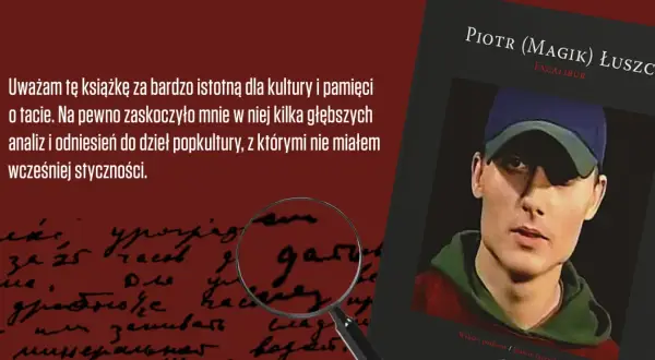 Okładka książki Piotra (Magika) Łuszcz "Excalibur" z portretem artysty. Tekst na czerwonym tle sugeruje, że jestem bogiem tekst, który analizuje kulturę.