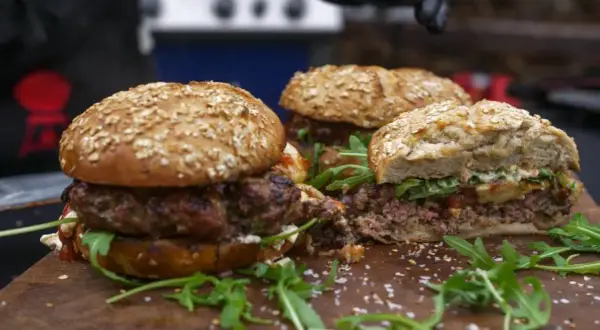 Jakie mięso na burgery? Odkryj najlepsze opcje dla idealnych smaków