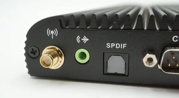 Złącze SPDIF na urządzeniu, obok gniazda audio i anteny Wi-Fi.