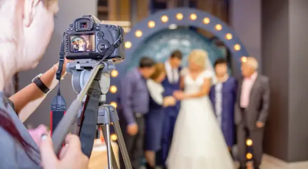 Fotograf czy kamerzysta na wesele - co wybrać, aby nie żałować?