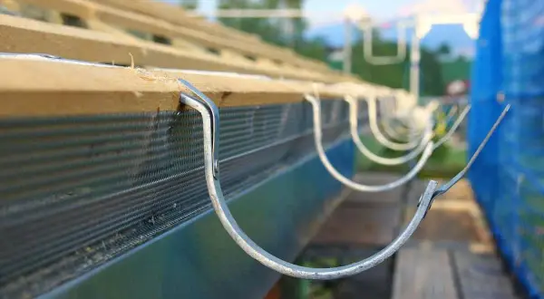 Dachrinne wird montiert. Was kostet 1 Meter Dachrinne mit Montage? Hier wird die Installation einer neuen Dachrinne gezeigt.