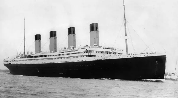 Majestatyczny **Titanic na flecie** oceanu, dym z kominów snuje się po niebie.