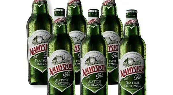 Sechs Flaschen Namysłów Pils, das beste polnische Bier, stehen nebeneinander.