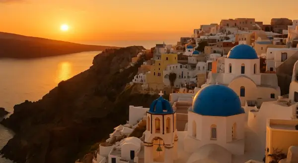 Zachód słońca nad Santorini. Białe domy i niebieskie kopuły kościołów w grudniu, gdy grecja pogoda jest łagodna.