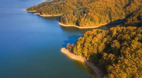Jesienna Solina, idealna plaża dla dzieci do zabawy w piasku i budowania zamków.