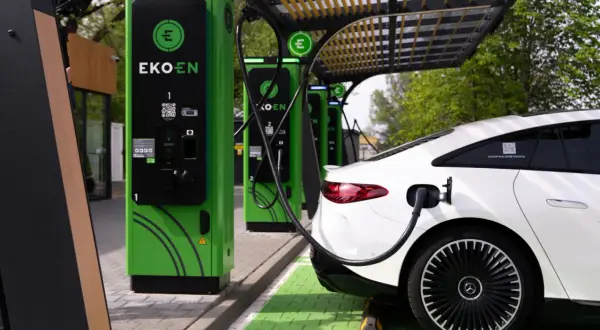 Nowoczesna stacja ładowania EKOEN. Dowiedz się, jak otworzyć stację ładowania samochodów elektrycznych, podłączając białe auto.
