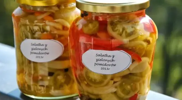 Sałatka z zielonych pomidorów: Prosty przepis na zimę (krok po kroku)