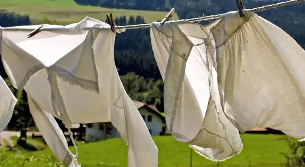 Biancheria bianca stesa al sole, un modo naturale per sbiancare i capi. Il sole e il vento fanno il loro lavoro.