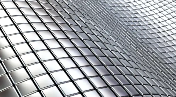 Metaliczna powierzchnia z kwadratowych płytek, przypominająca falujące morze. Materiał 316l odbija światło, tworząc efekt połysku.