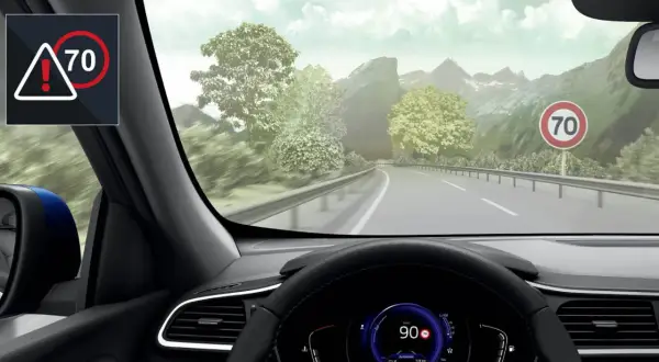 El asistente inteligente de velocidad muestra una advertencia de límite de 70 km/h en el parabrisas y en el panel digital.