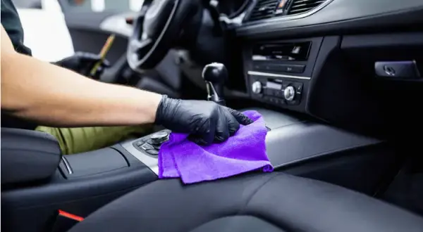 Jak skutecznie czyścić plastiki w samochodzie domowymi sposobami bez ryzyka uszkodzeń
