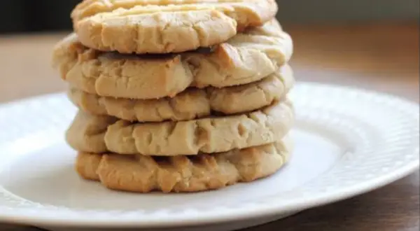 Una pila de galletas de mantequilla de maní, algunas de las galletas más famosas, en un plato blanco.