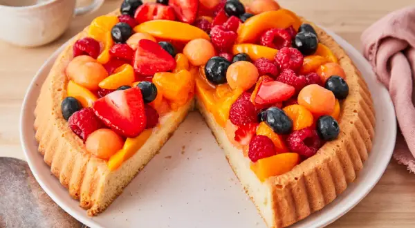 Bunter Obstboden mit Erdbeeren, Himbeeren, Blaubeeren und Aprikosen. Ein köstliches obstboden rezept für den Sommer.