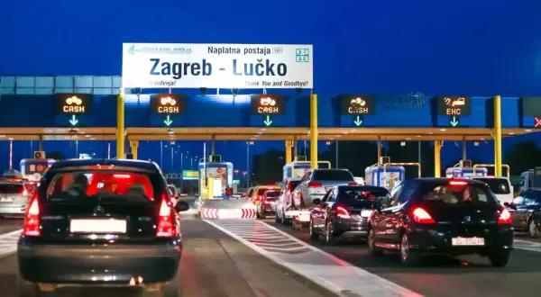 Koniec długiej drogi do Chorwacji. Stojący w kolejce samochody na autostradzie w Zagrzebiu-Łucku, nocą.