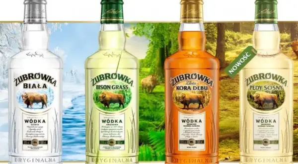 Cztery butelki Żubrówki: Biała, Bison Grass, Kora Dębu i Pędy Sosny. Każda z nich prezentuje żubra na tle natury. Wódka na s.