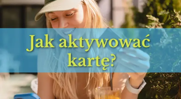 Uśmiechnięta kobieta trzyma kartę i telefon, zastanawiając się, jak aktywować kartę.