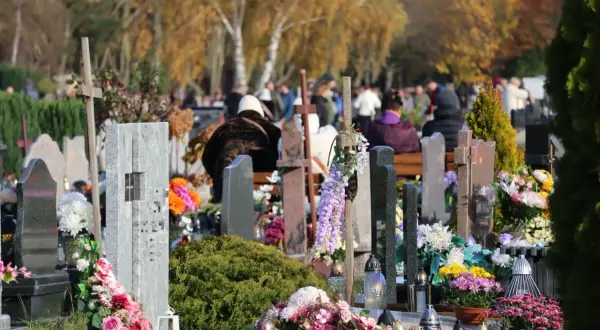 Cmentarz jesienią. Widać różnicę między grobem ziemnym a murowanym w kosztach utrzymania.