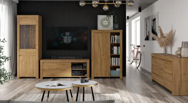 Nowoczesny czarny salon z drewnem, gdzie dominują meble w ciepłym odcieniu drewna, tworząc przytulną atmosferę.