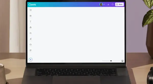 Laptop abierto mostrando la interfaz de Canva, lista para crear portada de CD. Herramientas de diseño a la izquierda, barra superior con opciones de colaboración y "Share".