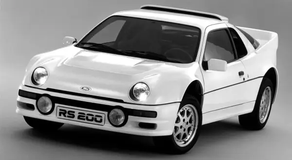 Biały Ford RS200, jeden z legendarnych modeli Forda, z charakterystycznym spojlerem i okrągłymi światłami.