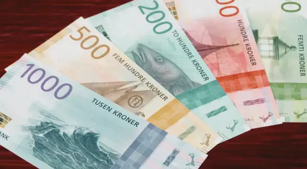 Norwegia używa korony norweskiej. Na zdjęciu banknoty 1000, 500, 200, 100 i 50 koron.