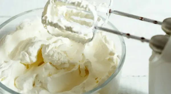 Ubity krem patissiere w szklanej misie, gotowy do użycia w deserach.