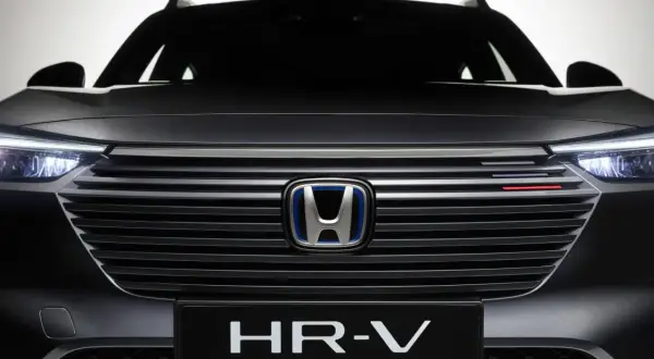Fronten på en mörkgrå Honda HR-V med LED-strålkastare och en distinkt grill. Ett litet rött streck på grillen kan antyda ett Honda HR-V problem.